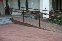 Podjazd dla wózków (pochylnia) przy wejściu głównym