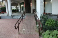 Podjazd dla wózków (pochylnia) przy wejściu głównym