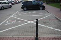 Wyznaczone miejsca parkingowe przed urzędem
