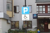 Wyznaczone miejsca parkingowe przed urzędem